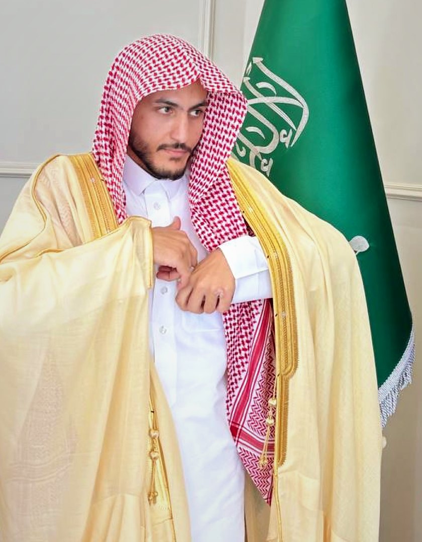 المحامي سالم خلف الشمري بالبشت، وبجانبه علم المملكة العربية السعودية